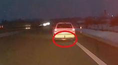 Šťastná náhoda. Vozidlo na dálnici začalo hořet přímo před policejní hlídkou