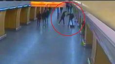 Rvačka v pražském metru: Muž vytáhl pistoli, zasahovala policie