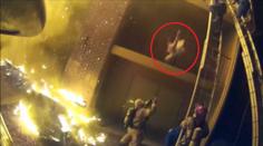 Matce za zády šlehaly plameny, dítě naslepo hodila z okna! VIDEO