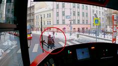 Dojemné video: Řidič tramvaje zastavil linku, aby pomohl nevidomé