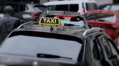 Taxikář si zkrátil cestu po schodech. Policie vyšetřuje kuriózní případ