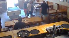 Muži napadli a zbili v hospodě jednoho z hostů. Důvodem měl být konkurenční boj