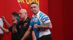 Price předvedl v osmifinále parádní šipky. Van Gerwen měl namále