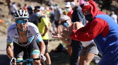 Únik a životní triumf pro kazašského cyklistu, žlutý trikot se neměnil