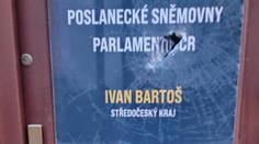 Na kancelář Ivana Bartoše někdo zaútočil sekerou. U dveří ležela černá růže
