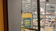 Opilý muž se na Havlíčkobrodsku vloupal do supermarketu, usnul na bednách s pivem