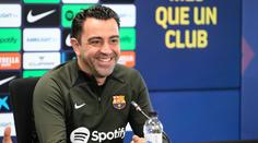 Už je to oficiální. Xavi zůstává trenérem Barcelony, přesvědčili ho hráči