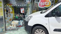 Děsivá nehoda v Praze: Auto projelo výlohou drogerie. Policie jela jinam