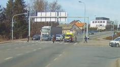 Na přechodu nedali přednost sanitce. Teď je hledá policie