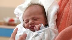 POROD v autě u Prahy: Chlapeček měl pupeční šňůru kolem krku!
