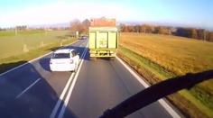 VIDEO: Nebezpečné předjíždění přes plnou čáru. K tragédii chybělo málo