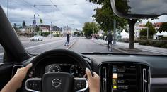 Moderní auta vám můžou zničit telefon. Dejte pozor při focení a natáčení, varuje automobilka