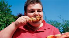 Mladík se cpal kuřecím z fastfoodu. Neuvěříte, co mu narostlo