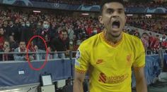 Fanoušci Benficy proti Liverpoolu řádili. Jeden hodil po Díazovi tyč
