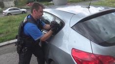 Vedra mění zavřená auta ve smrtící pece. Vydržet se dá uvnitř jen pár minut