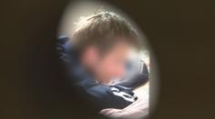 Psychopat se zabarikádoval v bytě. Policie ho sledovala kukátkem