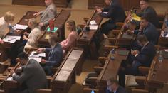 Vládní koalice navrhla zmrazit platy poslanců. Snižte náhrady, radí opozice