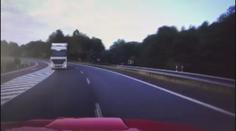 Hasiči jeli k nehodě, v protisměru se na ně vyřítil kamion! VIDEO