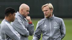 Asistent trenéra Ajaxu Poulsen slavil čtyřicátiny, nyní musí do karantény