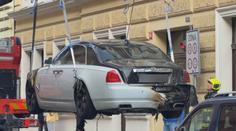 Žhář v Praze zapálil luxusní auto. Majitel za jeho dopadení nabízí půl milionu