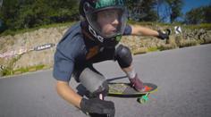 VÍKEND: Šílený sjezd na longboardu rychlostí 130 km/h