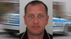 Vydával se za agenta CIA i lékaře, od žen vylákal miliony! Hledá ho policie