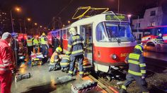 Tramvaj v Praze srazila muže. Záchranáři do nemocnice odvezli jeho i ženu