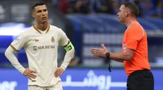 Nevyloučil Ronalda, ale dostal velký balík. Sudí si vydělal 2x víc než v Anglii