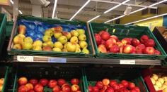 Kam zmizelo české ovoce? V supermarketu naše jahody ani jablka neseženete. Proč?
