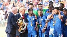 Trump juchal na fotbale rok po atentátu. Narušil oslavy Chelsea, hráči se divili
