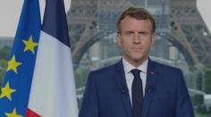 Macron žaluje fotografa. Zlobí se za snímek v plavkách na vodním skútru