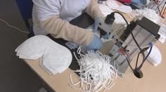 České firmy umí vyrobit miliony respirátorů denně, stát o ně nestojí
