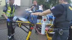 Takhle vypadají praví hrdinové. Policisté zachránili muže, který zkolaboval