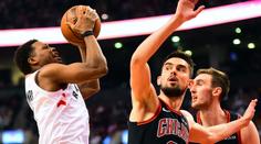 Satoranského Bulls prohráli o koš, Bucks v souboji lídrů zdolali Toronto