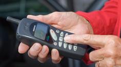 Před 30 lety dostali Češi první mobilní síť. Z tehdejších cen mobilů vám spadne brada