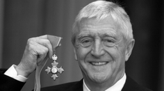 Zemřel legendární moderátor. Zpovídal Lennona i Aliho, dostal řád od královny