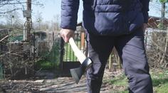 Kriminálka obvinila podezřelého muže. Loni měl zaútočit sekerou na policisty, jeden ho pak postřelil