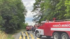 Požár u obřích zásobníků ropy! Na místo vyjely desítky hasičů