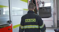 Požár v obci Návsí: Hasiči našli v domě mrtvého člověka, jeho psa zachránili
