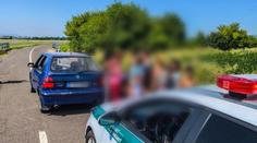 Na Slovensku chytili „klaunskou“ felicii. Policie nechápe, jak se dovnitř vešlo 18 lidí