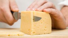 Žena zemřela po sýru ze Slovenska. Rozbory odhalily nebezpečnou bakterii