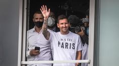 Tisíce lidí vítaly v Paříži Messiho, v Barceloně sundali jeho podobiznu