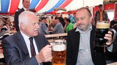 Soud na nás poštval lůzu, řekl Klausův muž po zveřejnění stotisícového platu