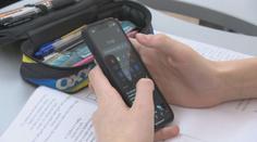Ve Vsetíně zakázali mobily ve školách. Nesouhlasí ředitelé ani rodiče