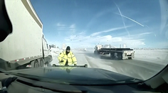 Děsivý moment: Policistu jen o pár centimetrů minul neovladatelný kamion