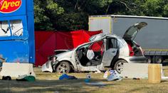 Vážná nehoda na D7: Auto vyletělo z dálnice, narazilo do totemu. Řidič zemřel