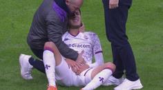 Au, to muselo bolet. Fotbalista Fiorentiny dostal kopačkou do intimních míst