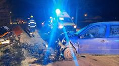 Auto ve Velvarech prorazilo zeď. V Pávově řidička bourala kvůli zamrzlým oknům