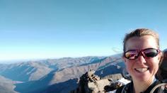 Esther volala příteli z Pyrenejí, pak zmizela. Kvůli počasí patrání přerušili do jara