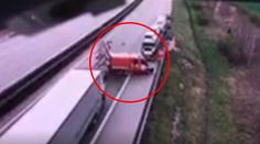 VIDEO: Dělníci jen o vlásek unikli smrti! Přiřítil se na ně kamion
